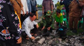 PJ Bupati Tulang Bawang Qudrotul Ikhwan Melakukan Pelatakan Batu Pertama Bedah Rumah Guru SDN Bumi Dipasena Makmur Korban Kebakaran Bantuan BAZNAS Tulang Bawang (2/4) Foto: Nafian Faiz (SUARAUTAMA.ID)