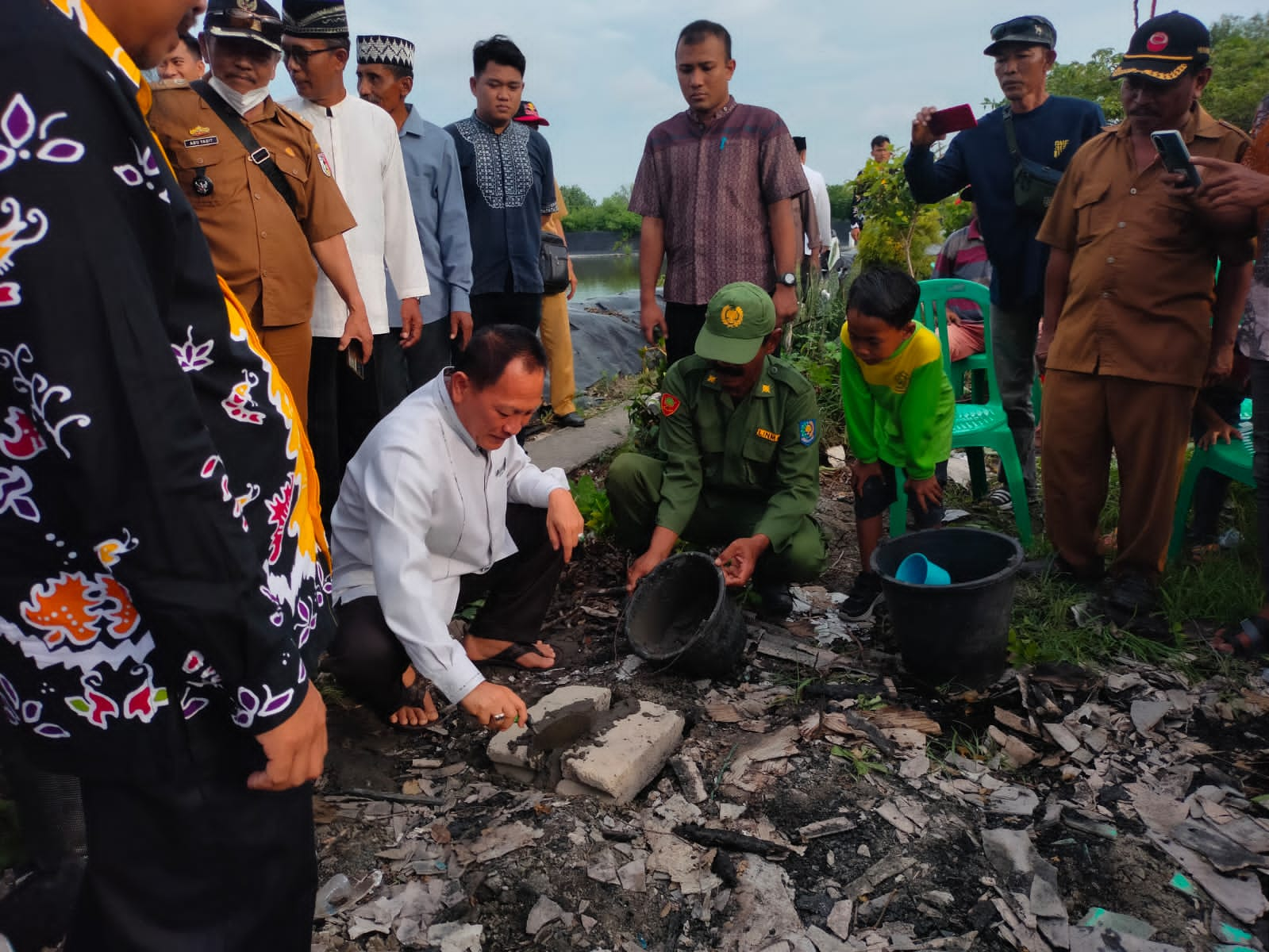 PJ Bupati Tulang Bawang Qudrotul Ikhwan Melakukan Pelatakan Batu Pertama Bedah Rumah Guru SDN Bumi Dipasena Makmur Korban Kebakaran Bantuan BAZNAS Tulang Bawang (2/4) Foto: Nafian Faiz (SUARAUTAMA.ID)