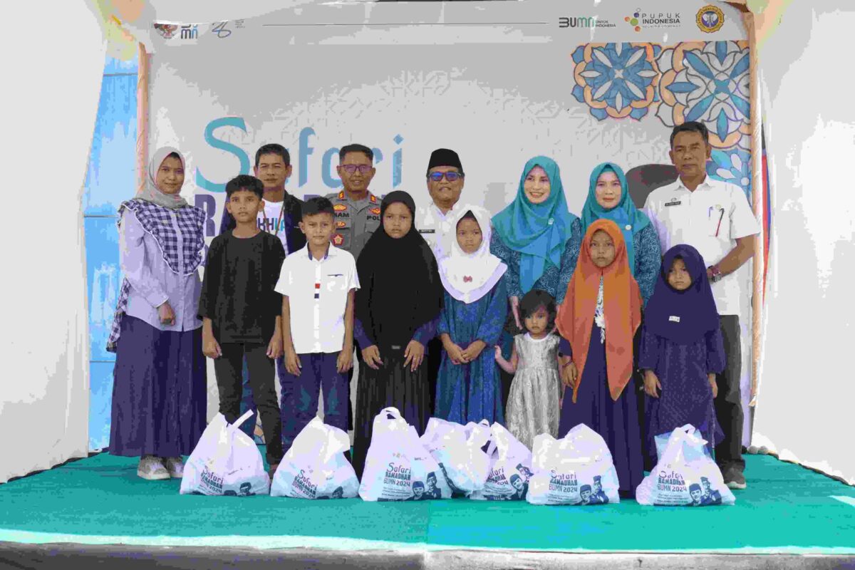 Peyerahan paket sembako untuk anak yatim oleh Bapak Pj Bupati Pidie, Ir. Wahyudi Adisiswanto di damping Sekper PIM, Maimun serta Bapak Kapolres Pidie di Alun-alun Kota Sigli, 03 April 2024