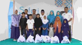 Peyerahan paket sembako untuk anak yatim oleh Bapak Pj Bupati Pidie, Ir. Wahyudi Adisiswanto di damping Sekper PIM, Maimun serta Bapak Kapolres Pidie di Alun-alun Kota Sigli, 03 April 2024