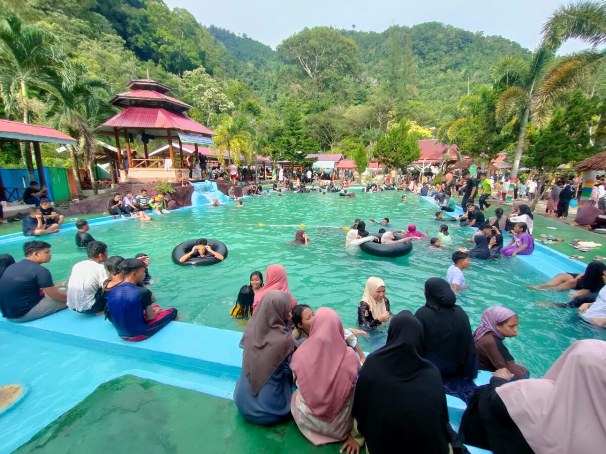 Para pengunjung sedang menikmati segar dan dinginnya air kolam pemandian panjupian di Desa Panjupian Kecamatan Tapaktuan Kabupaten Aceh Selatan, Minggu 14/04/2024