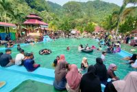 Para pengunjung sedang menikmati segar dan dinginnya air kolam pemandian panjupian di Desa Panjupian Kecamatan Tapaktuan Kabupaten Aceh Selatan, Minggu 14/04/2024