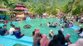 Para pengunjung sedang menikmati segar dan dinginnya air kolam pemandian panjupian di Desa Panjupian Kecamatan Tapaktuan Kabupaten Aceh Selatan, Minggu 14/04/2024