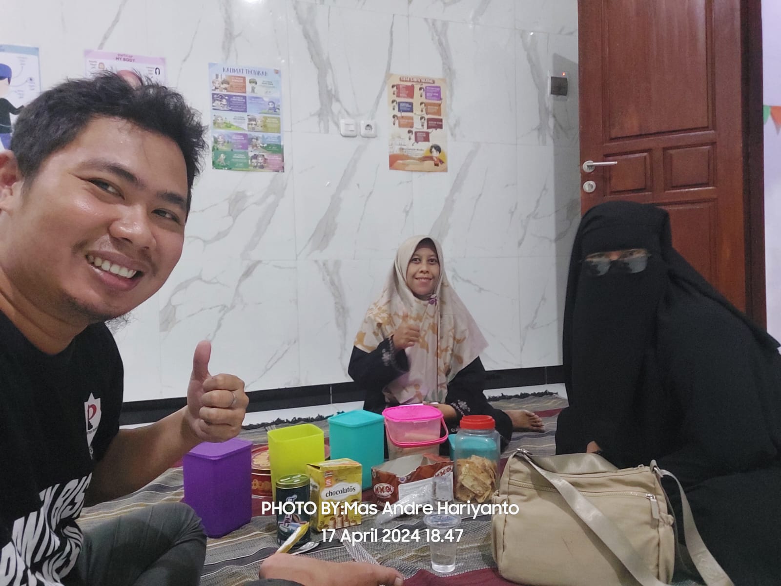 FOTO : Mas Andre Hariyanto Pemimpin Redaksi Suara Utama Bersilaturahmi di Rumah Ustadz Doktor Jamaaluddin dan Ustadzah Siti Izzun Nadhiroh di Sidoarjo Jawa Timur (Andre Hariyanto/Suara Utama ID)