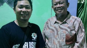 FOTO : Mas Andre Hariyanto Pemimpin Redaksi Suara Utama Bersilaturahmi di Rumah Ustadz Doktor Jamaaluddin dan Ustadzah Siti Izzun Nadhiroh di Sidoarjo Jawa Timur (Andre Hariyanto/Suara Utama ID)