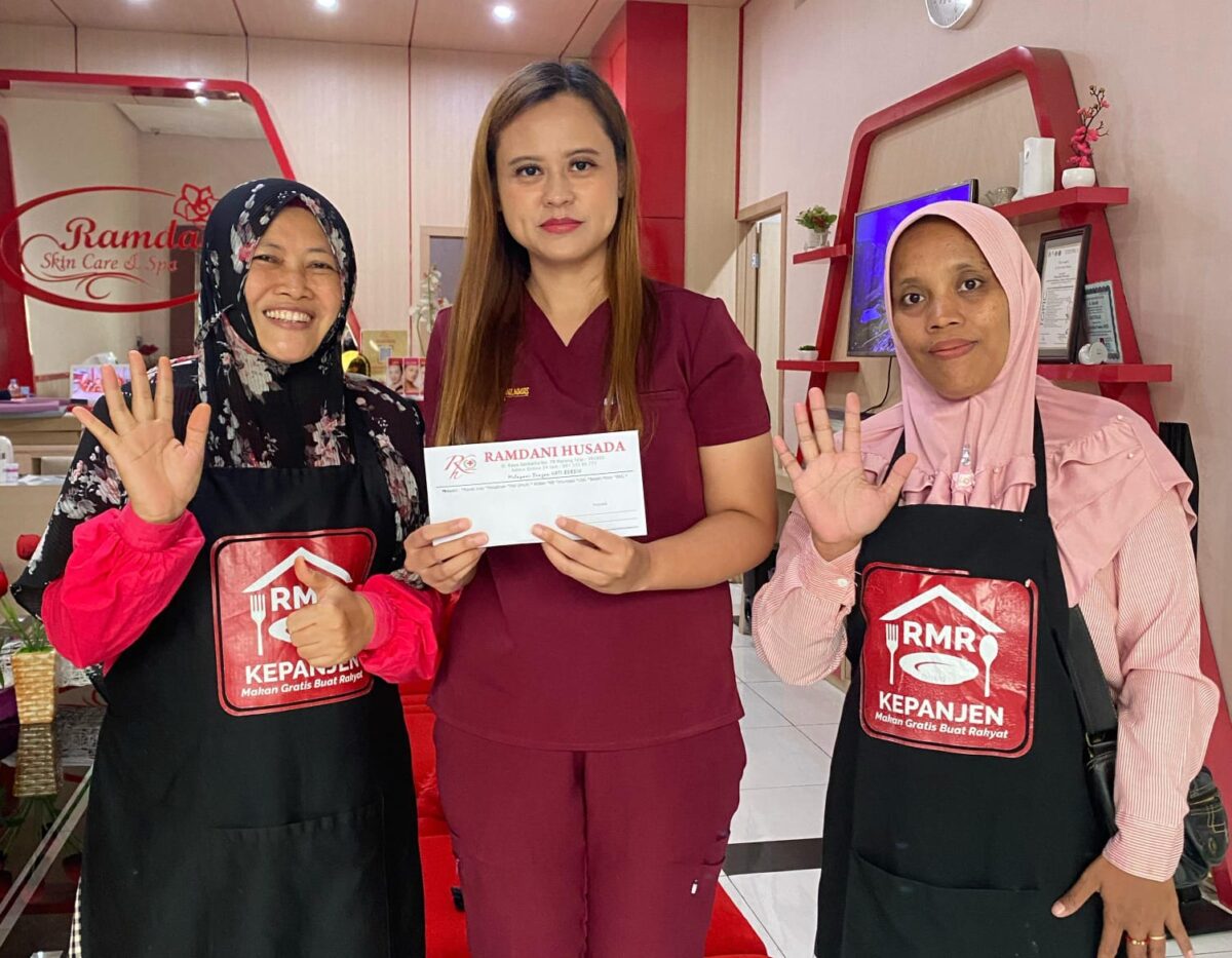 FOTO : Pengurus Rumah Makan Rakyat Gratis Kepanjen Malang dan Pihak Klinik Rawat Inap Ramdani Husada di jalan Raya Jatikerto, Bedali, Jatikerto, Kec. Kromengan, Malang, Jawa Timur (Andre Hariyanto/Suara Utama)