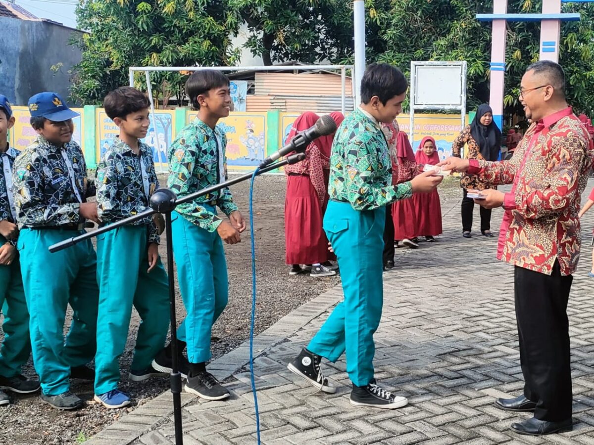 FOTO : Bapak Herry Supriyanto berbagi rezeki THR kepada para siswanya (Andre Hariyanto/Suara Utama ID)