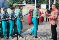 FOTO : Bapak Herry Supriyanto berbagi rezeki THR kepada para siswanya (Andre Hariyanto/Suara Utama ID)