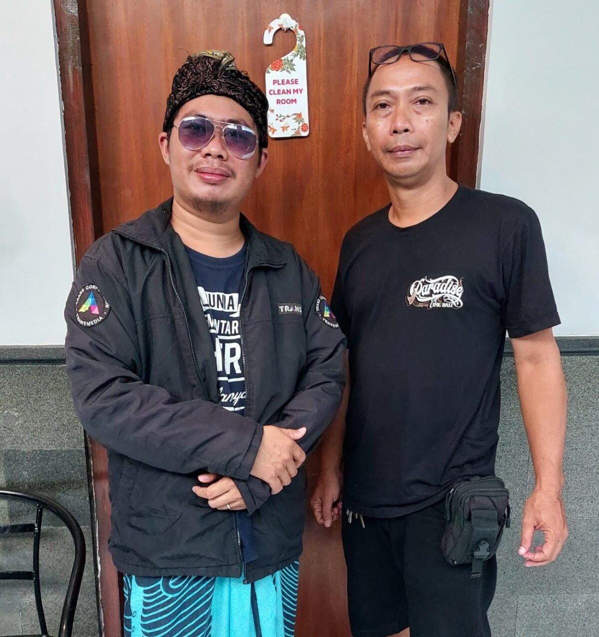 FOTO : Mas Andre Hariyanto Pemimpin Redaksi ditemani Aisyah Putri Widodo Sekretaris Redaksi bersama Si Putu Tirtha Ambara Ajik Wah Pemilik Guest House Paradise Inn Legian Kuta Badung Bali (Andre Hariyanto/Suara Utama)