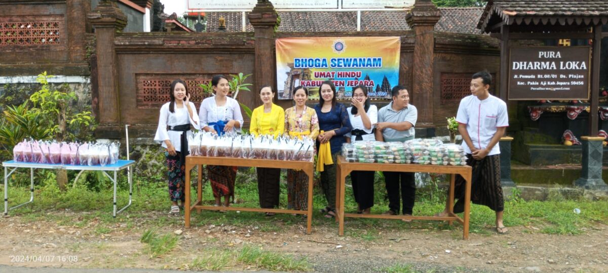 Umat Hindu di Jepara berpartisipasi dalam kegiatan nasional Bhoga Sevanam di depan Pura Dharma Loka, 07/04/2024