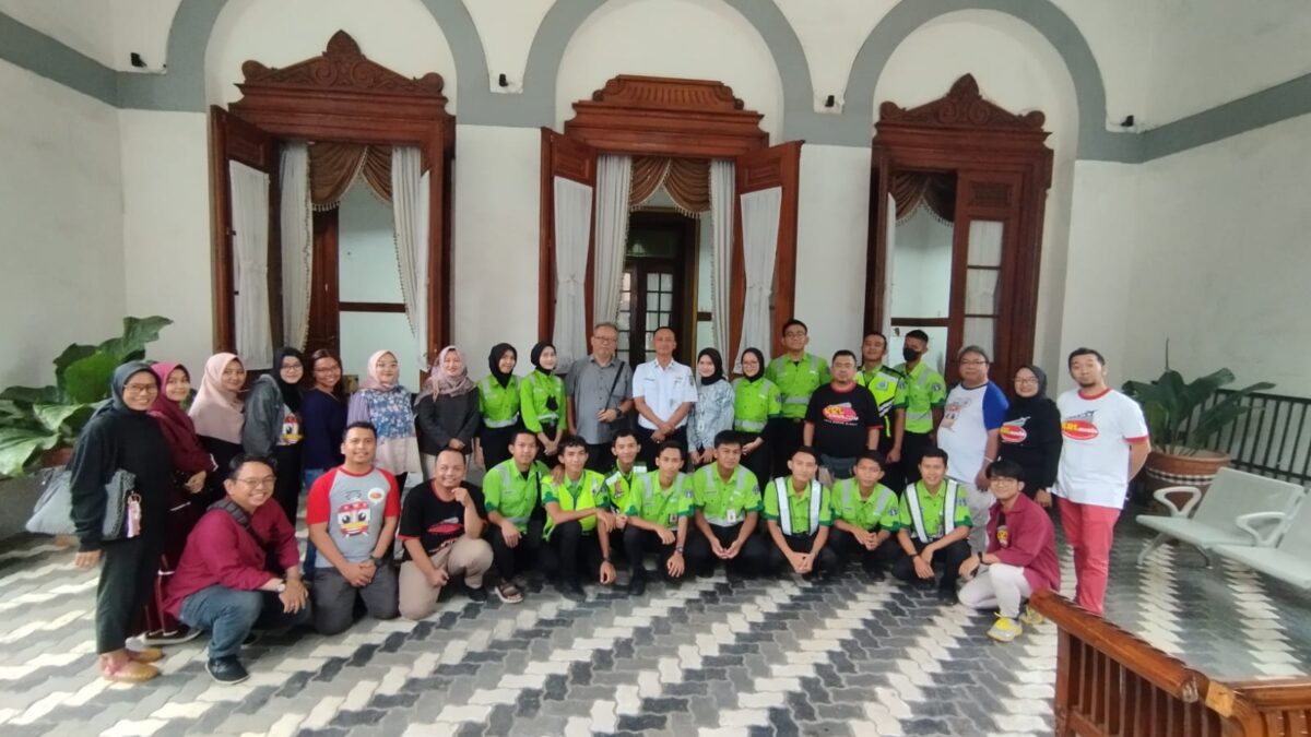 KRLMania Berbagi Bingkisan Ramadhan kepada Petugas KAI