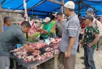 Suasana jual beli daging Meugang di Pasar daging meugang Simpang Empat Kota Fajar, Selasa 09 Aril 2024.