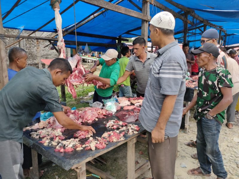 Suasana jual beli daging Meugang di Pasar daging meugang Simpang Empat Kota Fajar, Selasa 09 Aril 2024.