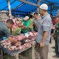 Suasana jual beli daging Meugang di Pasar daging meugang Simpang Empat Kota Fajar, Selasa 09 Aril 2024.