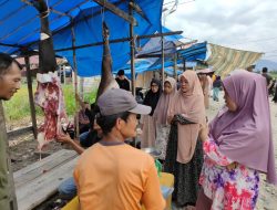 Suasana jual beli daging Meugang di Pasar daging meugang Simpang Empat Kota Fajar, Selasa 09 Aril 2024.