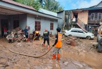 Foto: Relawan dan Warga Sedang Membersihkan Lumpur Akibat Banjir Bandang. Dokumen Istimewa