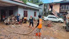 Foto: Relawan dan Warga Sedang Membersihkan Lumpur Akibat Banjir Bandang. Dokumen Istimewa