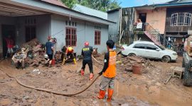 Foto: Relawan dan Warga Sedang Membersihkan Lumpur Akibat Banjir Bandang. Dokumen Istimewa