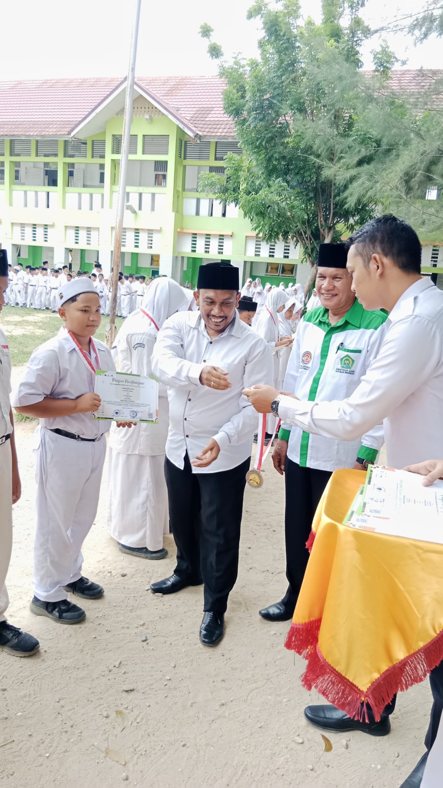 WhatsApp Image 2024 04 30 at 10.52.04 scaled Kemenag Langsa Sematkan 15 Medali Olimpiade POSI Provinsi Aceh untuk MIS TERPADU LANGSA Suara Utama ID Mengabarkan Kebenaran | Website Resmi Suara Utama