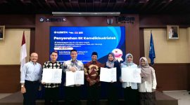 Rektor UBP Karawang yaitu Prof. Dr. H. Dedi Mulyadi dan Wakil Rektor II yaitu Dr. Budi Rismayadi mendampingi keempat dosen berprestasi menerima SK Jabatan Akademik Lektor Kepala dari Kepala LLDikti Wilayah IV Kemendikbudristek