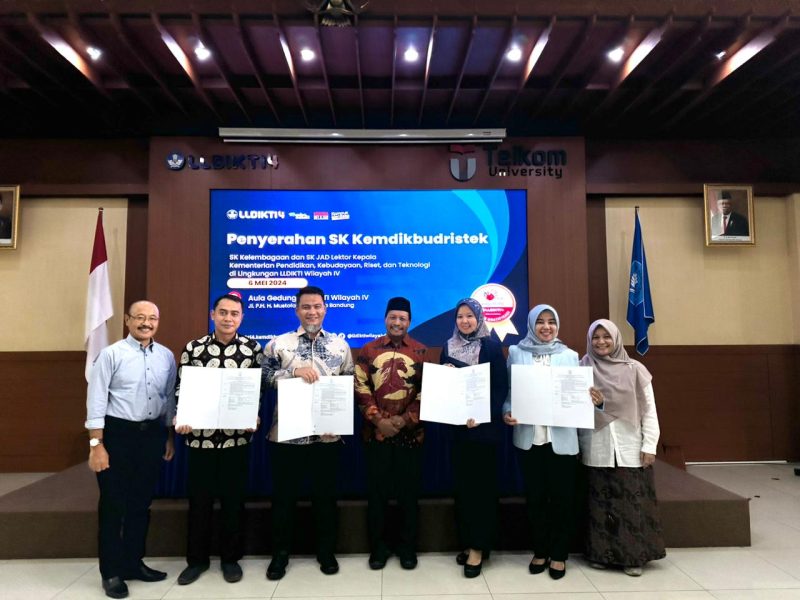 Rektor UBP Karawang yaitu Prof. Dr. H. Dedi Mulyadi dan Wakil Rektor II yaitu Dr. Budi Rismayadi mendampingi keempat dosen berprestasi menerima SK Jabatan Akademik Lektor Kepala dari Kepala LLDikti Wilayah IV Kemendikbudristek