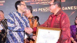 Univ. Pendidikan Ganesha menerima dua penghargaan atas prestasi NKA Terbaik 2023 dari Kemendikbudristek, 30/04/2024.