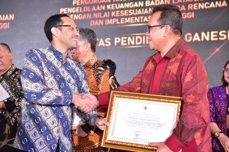 Univ. Pendidikan Ganesha menerima dua penghargaan atas prestasi NKA Terbaik 2023 dari Kemendikbudristek, 30/04/2024.