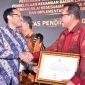 Univ. Pendidikan Ganesha menerima dua penghargaan atas prestasi NKA Terbaik 2023 dari Kemendikbudristek, 30/04/2024.