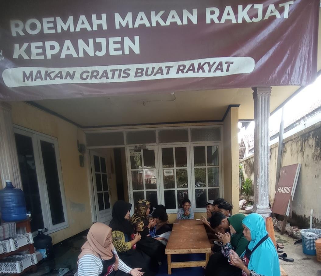 FOTO : Ibu - Ibu Relawan Roemah Makan Rakjat Makan Gratis untuk Rakyat - RMR Kepanjen Malang, Jawa Timur Sedang Menyiapkan dan Melayani para Pelanggan (Andre Hariyanto/Suara Utama)