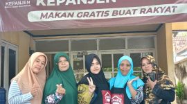 FOTO : Ibu - Ibu Relawan Roemah Makan Rakjat Makan Gratis untuk Rakyat - RMR Kepanjen Malang, Jawa  Timur Sedang Menyiapkan dan Melayani para Pelanggan (Andre Hariyanto)