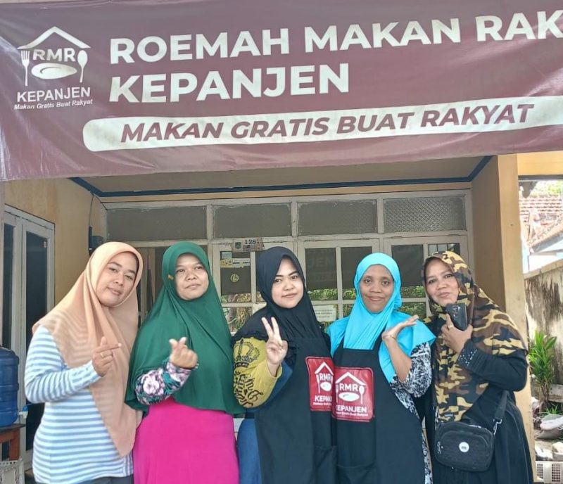 FOTO : Ibu - Ibu Relawan Roemah Makan Rakjat Makan Gratis untuk Rakyat - RMR Kepanjen Malang, Jawa  Timur Sedang Menyiapkan dan Melayani para Pelanggan (Andre Hariyanto)