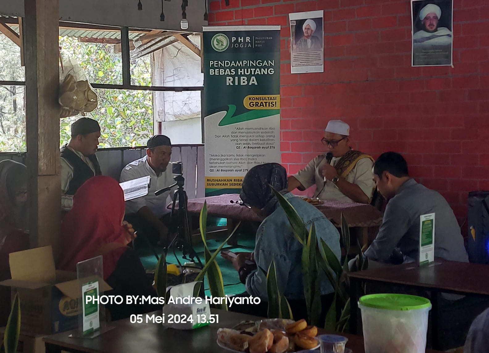 FOTO : Kegiatan Halal Bihalal Kajian Bebas Hutang dan Riba di Kedai Az-Zahra Kota Wisata Batu (Andre Hariyanto/Suara Utama)