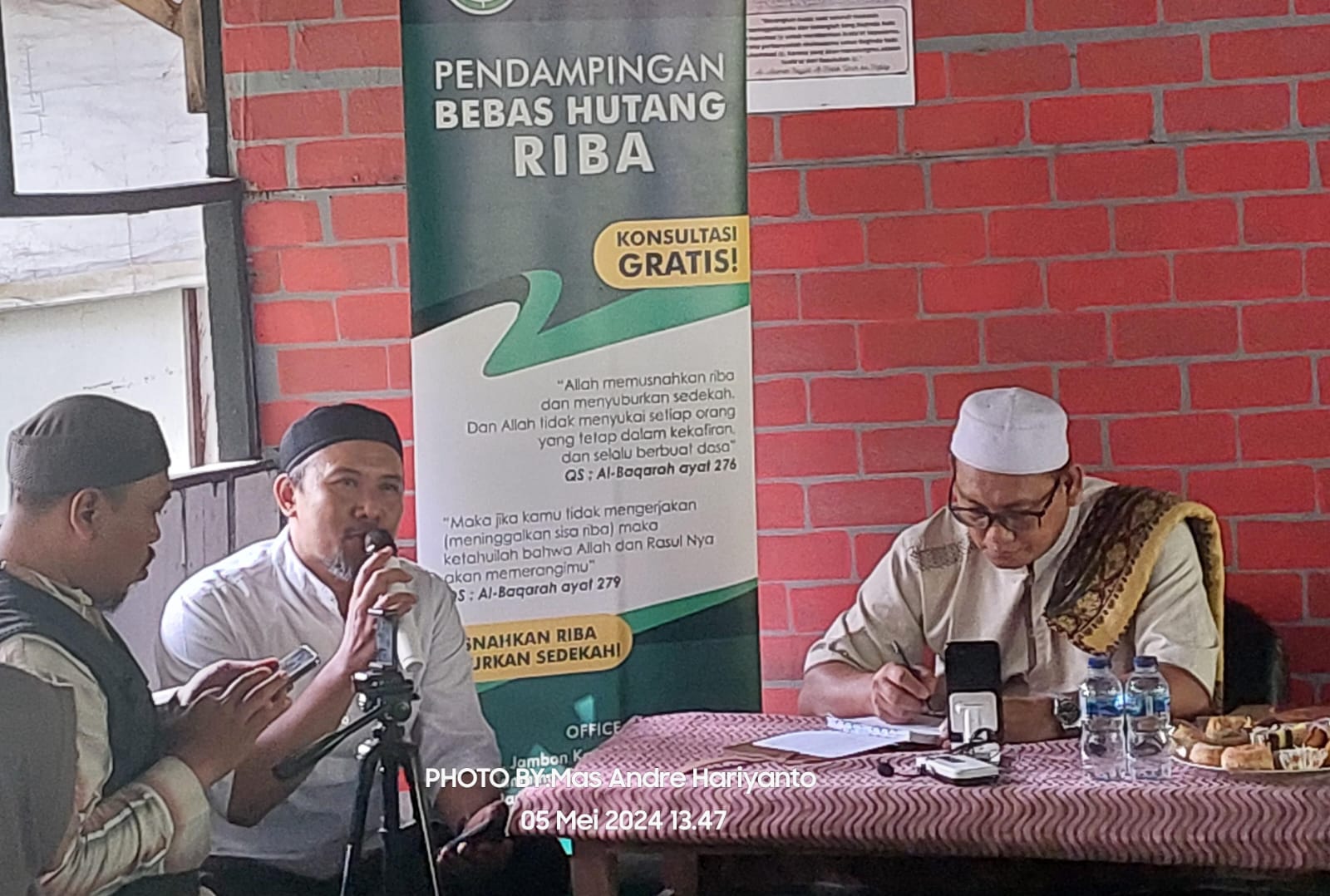 FOTO : Kegiatan Halal Bihalal Kajian Bebas Hutang dan Riba di Kedai Az-Zahra Kota Wisata Batu (Andre Hariyanto/Suara Utama)