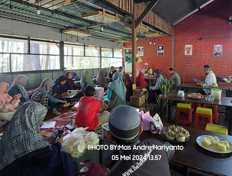 FOTO : Kegiatan Halal Bihalal Kajian Bebas Hutang dan Riba di Kedai Az-Zahra Kota Wisata Batu (Andre Hariyanto/Suara Utama)