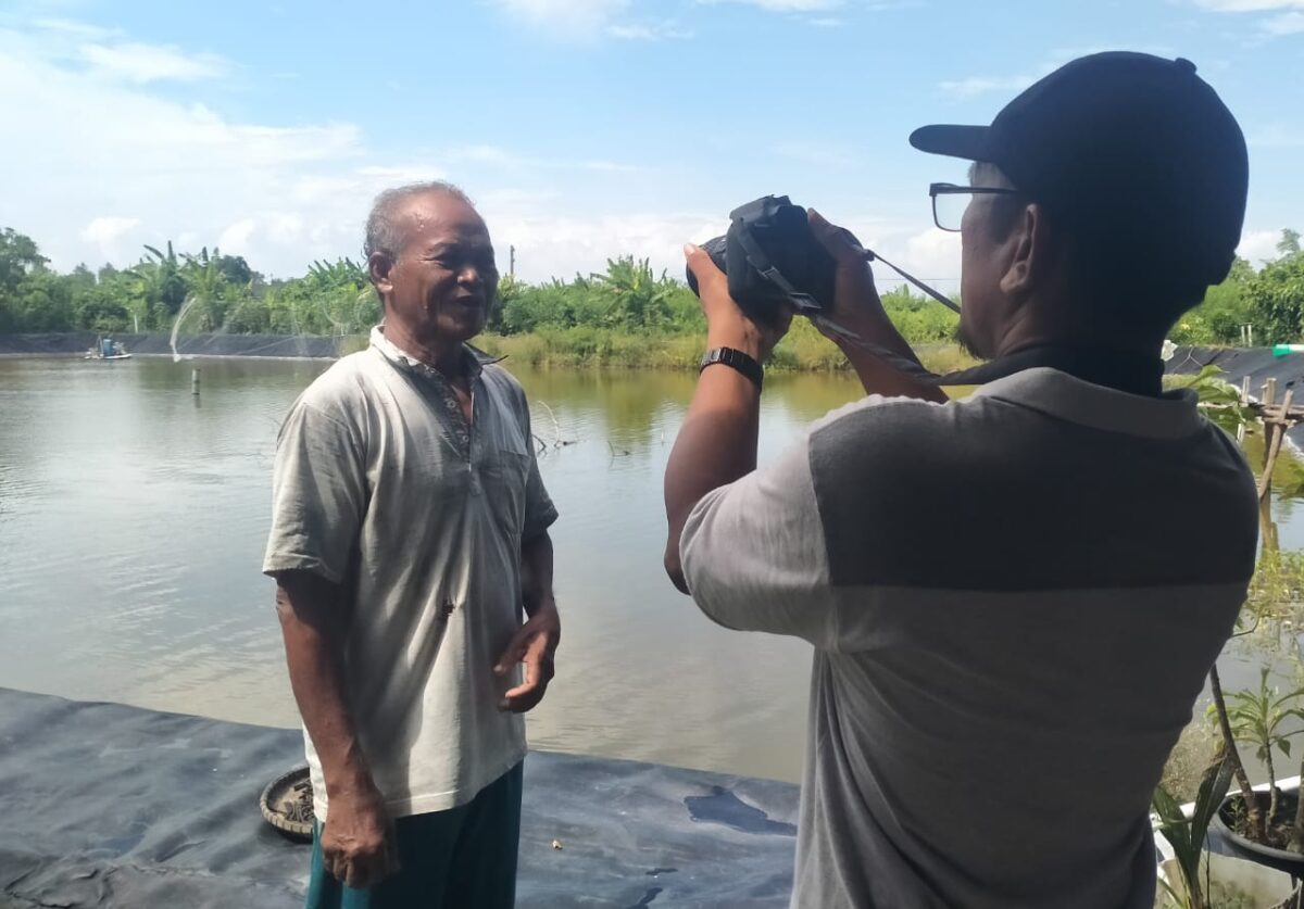 Gede Brata, Petambak Kampung Bumi Dipasena Mulya, Rawajitu Timur, Lampung, Saat Diwawancarai Salah Satu Media Televisi Nasional (12/5) Foto: Nafian Faiz (Suarautama.id)