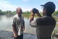 Gede Brata, Petambak Kampung Bumi Dipasena Mulya, Rawajitu Timur, Lampung, Saat Diwawancarai Salah Satu Media Televisi Nasional (12/5) Foto: Nafian Faiz (Suarautama.id)