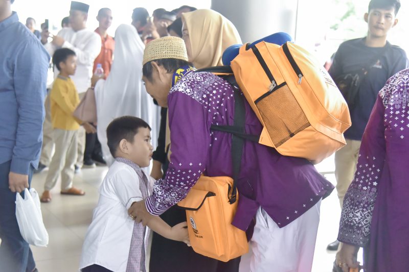 Photo perpisahan melepas keberangkatan jamaah haji khusus Zafa Tour 1445 H / 2024 M. Nampak dalam photo perpisahan yang haru, salah seorang jamaah bapak Asmuni (64), seolah cucunya tak mau berpisah dengannya yang akan berangkat menaiki pesawat di Bandara Sultam Mahmud Badaruddin II (Ahad, 26/05/2024).