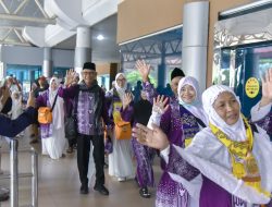 Lambaian Tangan Jamaah Haji Khusus Khusyu' dan Haru, Suasana Pelepasan Keberangkatan Jamaah Haji Khusus Zafa Tour 1445 H / 2024 M Suara Utama ID Mengabarkan Kebenaran | Website Resmi Suara Utama