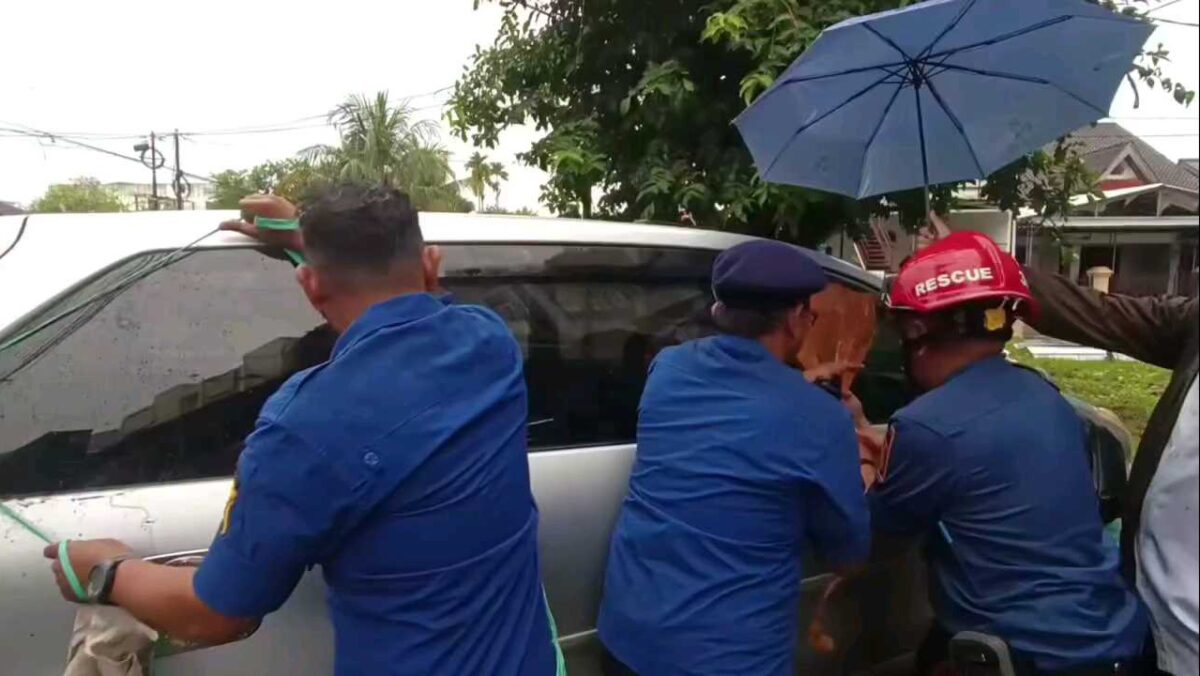 Foto: Tim petugas berusaha keras dalam penyelamatan taerhadap bayi tersebut khususnya di Jl. Angklung (Suarautamai.id)