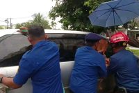 Foto: Tim petugas berusaha keras dalam penyelamatan taerhadap bayi tersebut khususnya di Jl. Angklung (Suarautamai.id)