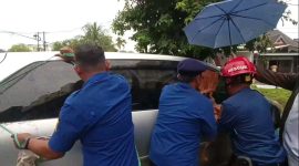 Foto: Tim petugas berusaha keras dalam penyelamatan taerhadap bayi tersebut khususnya di Jl. Angklung (Suarautamai.id)