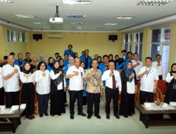 Rektor Universitas PGRI Palembang Assoc. Prof. Dr. H. Bukman Lian, MM. M.Si. CIQnR didampingi para dekan, wakil dekan, kepala LPPKM dan kepala UPT BSC berphoto bersama tim wirausaha mahasiswa pemenang hibah P2MW tahun 2023 lalu.