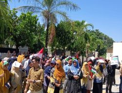 WhatsApp Image 2024 05 07 at 19.14.53 2 Penuh Semangat, Ketua Dewan Eksekutif Mahasiswa Institut Parahikma Indonesia ‘Aisyiyah Sulawesi Selatan Bacakan Ikrar Pemuda Pada Aksi Bela Palestina Di Halaman Kampus Suara Utama ID Mengabarkan Kebenaran | Website Resmi Suara Utama