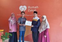 Serah terima dana Qurban untuk Palestina dari Jurnalis Suara Utama (Kabiro Kota Palembang) Zahruddin Hodsay, S.Pd, MM, C.LMA, C.MMI, C.FR, C.FTax, QBE, C.PE yang didampingi isterinya apt. Ade Arinia Rasyad, S.Si, M,Kes secara simbolis kepada Kepala Kantor Perwakilan Rumah Zakat Sumsel Sulaiman, S.Pd yang didampingi staf RZ (Jumat, 24/05/2024).