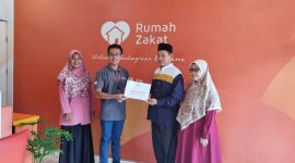 Serah terima dana Qurban untuk Palestina dari Jurnalis Suara Utama (Kabiro Kota Palembang) Zahruddin Hodsay, S.Pd, MM, C.LMA, C.MMI, C.FR, C.FTax, QBE, C.PE yang didampingi isterinya apt. Ade Arinia Rasyad, S.Si, M,Kes secara simbolis kepada Kepala Kantor Perwakilan Rumah Zakat Sumsel Sulaiman, S.Pd yang didampingi staf RZ (Jumat, 24/05/2024).