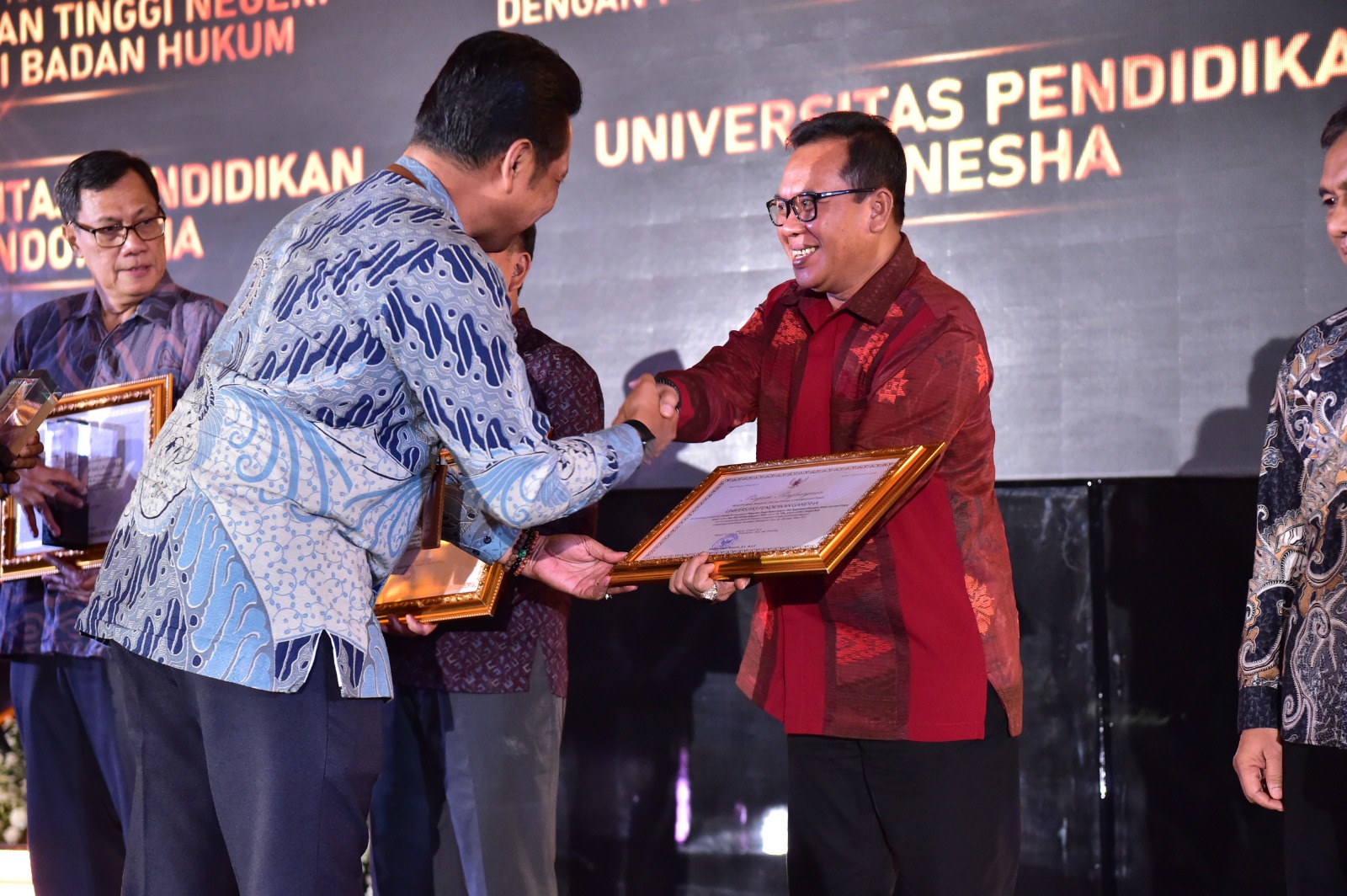 Rektor Undiksha, Prof. Lasmawan menerima penghargaan dari Kemendikbudristek, 30/04/2024.