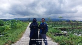 FOTO : Mas Andre Hariyanto Pemimpin Redaksi Suara Utama ID dan Aisyah Putri Widodo Sekretaris Redaksi Suara Utama ID saat di Kawasan Gunung Semeru Lumajang Jawa Timur (SUARA UTAMA)