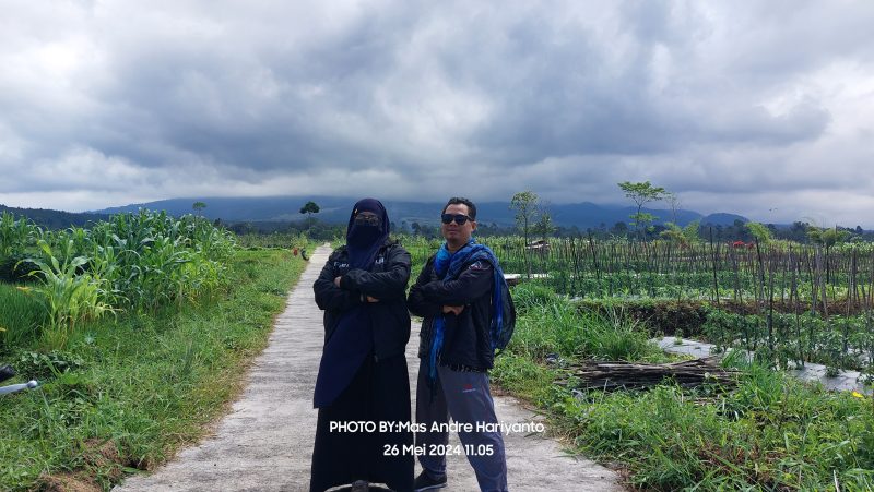 FOTO : Mas Andre Hariyanto Pemimpin Redaksi Suara Utama ID dan Aisyah Putri Widodo Sekretaris Redaksi Suara Utama ID saat di Kawasan Gunung Semeru Lumajang Jawa Timur (SUARA UTAMA)