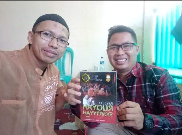 FOTO : Ustadz Dr. (C) Dasim, M.Pd Memberikan Buku Kenangan Kepada Mas Andre Hariyanto di Kabupaten Karawang Jawa Barat (SUARA UTAMA)