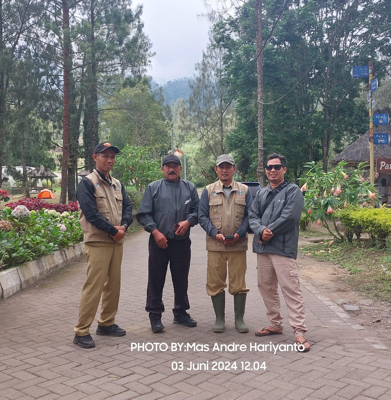 FOTO : Mas Andre Hariyanto Pemimpin Redaksi Suara Utama dan Petugas Objek Wisata Alam Air Panas Cangar Kota Wisata Batu (Aisyah Putri Widodo/Suara Utama ID)